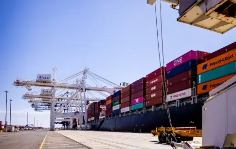 Intermodal_Containers_on_Ocean_Carrier_2 (1) (1) TRAC Intermodal